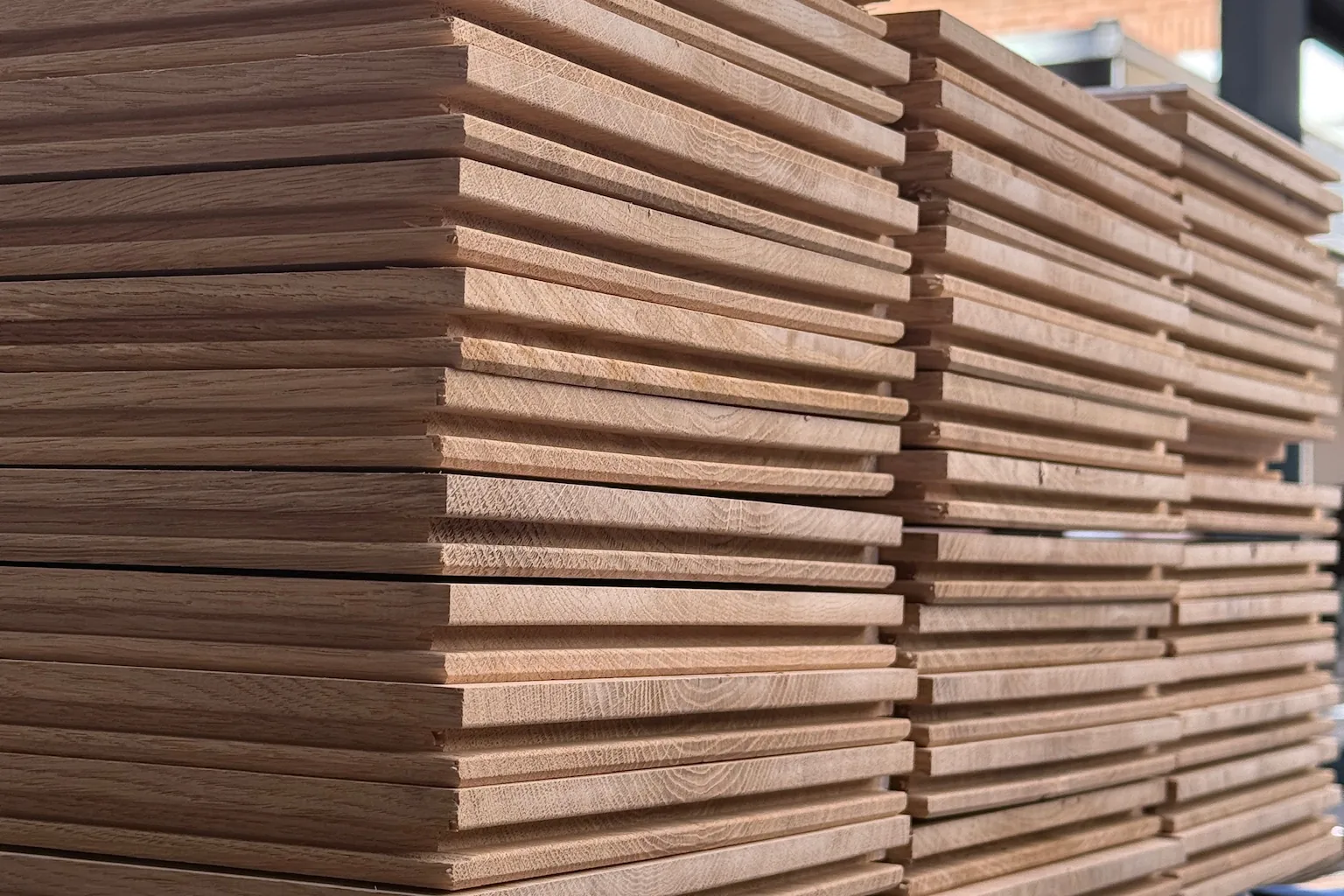 Tablas de roble macizo Dinesen apiladas de canto en el camión de reparto