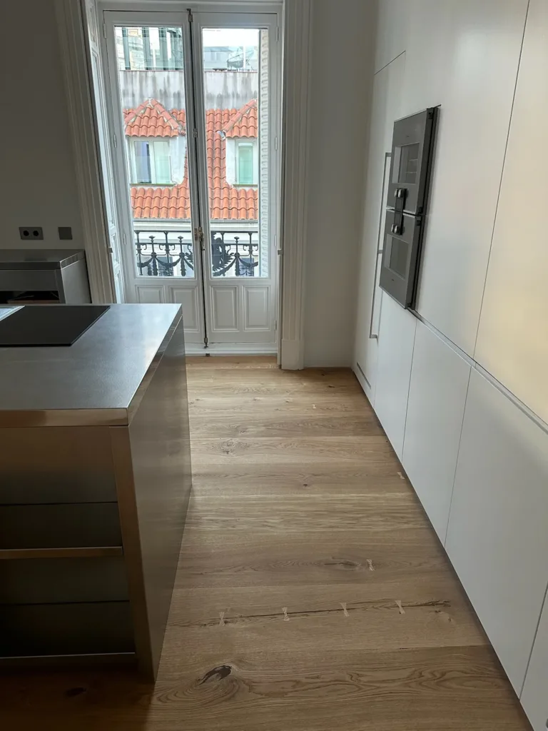 Cocina con balcón y suelo Dinesen HeartOak, vivienda en la calle Antonio Flores, Madrid