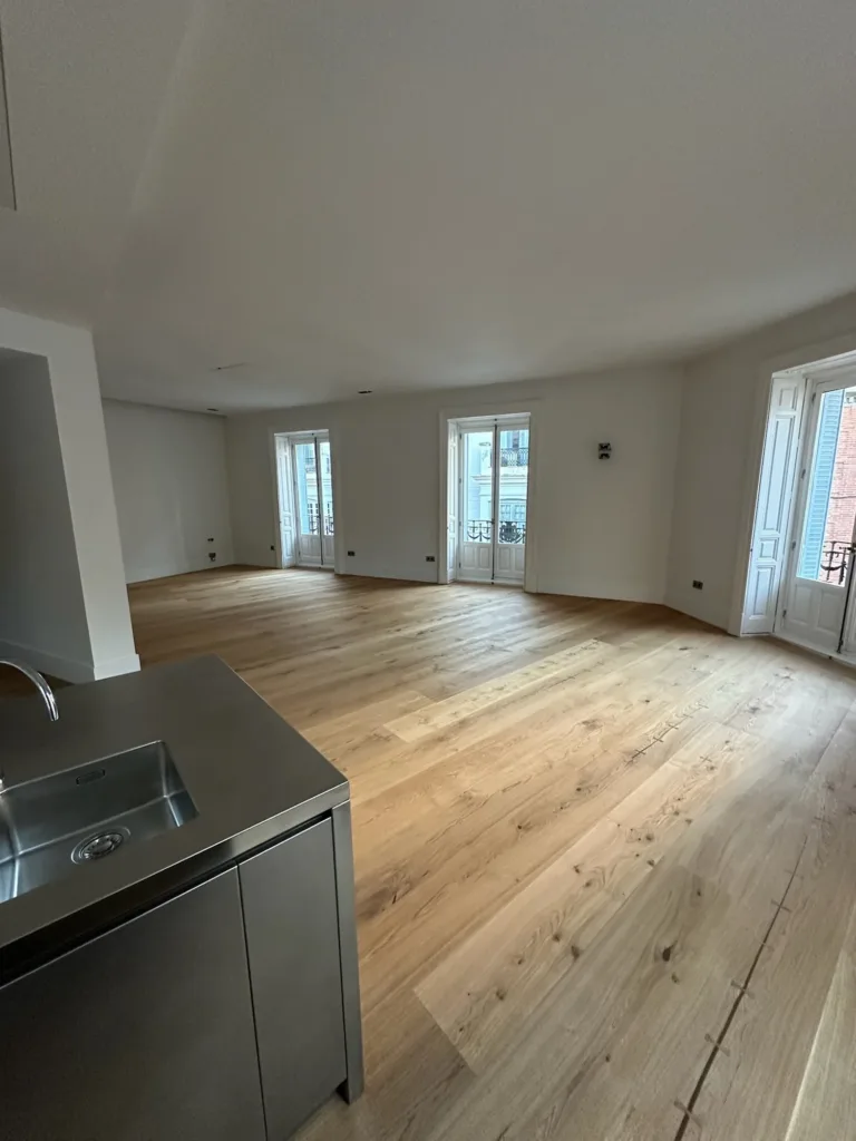 Dormitorio visto desde el pasillo con suelo Dinesen HeartOak, vivienda en la calle Antonio Flores, Madrid