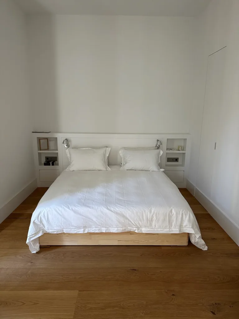 Paso de la cocina al suelo Dinesen HeartOak con muebles de acero, calle Antonio Flores, Madrid