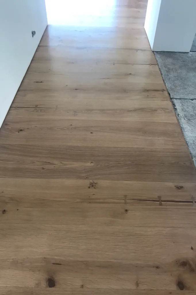 Pasillo con suelo Dinesen HeartOak junto a la zona del pavimento contiguo en ejecución, vivienda en Betijuelo (Tarifa)