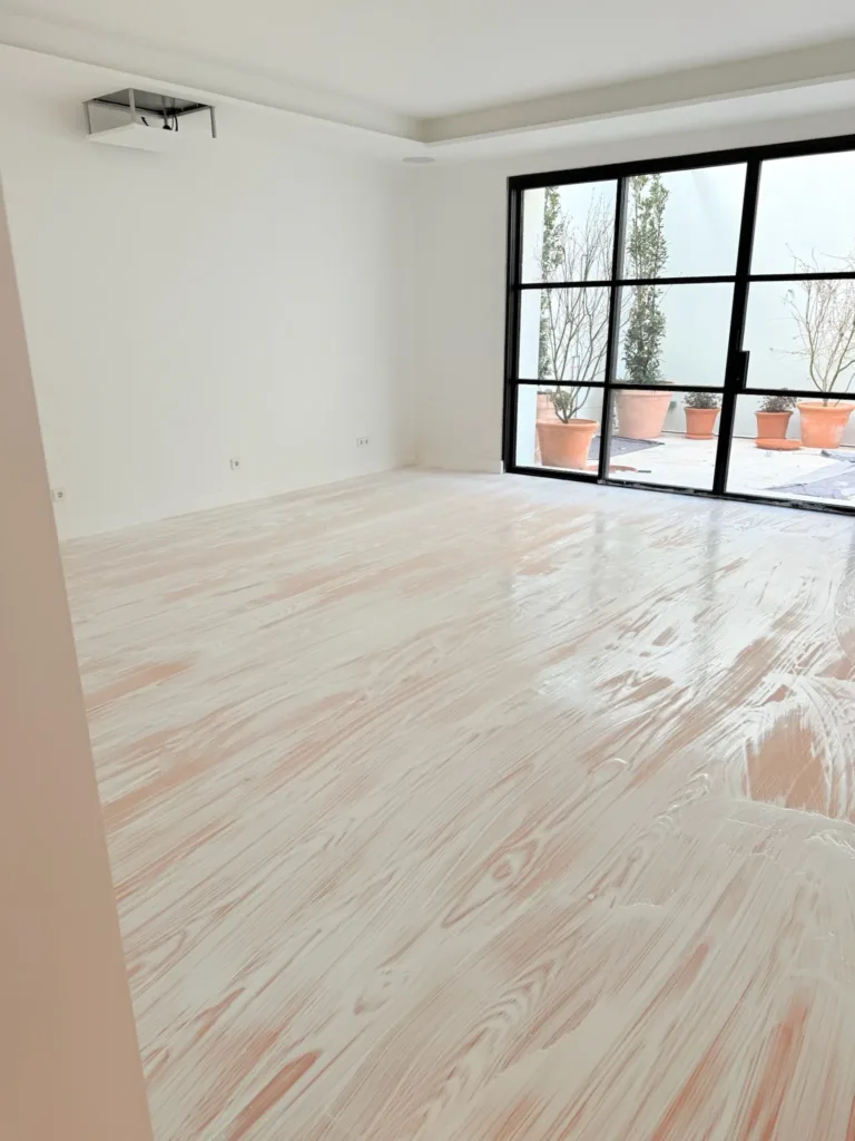 Salón con la lejía Dinesen recién aplicada sobre las tablas de Douglas, antes del jabón blanco