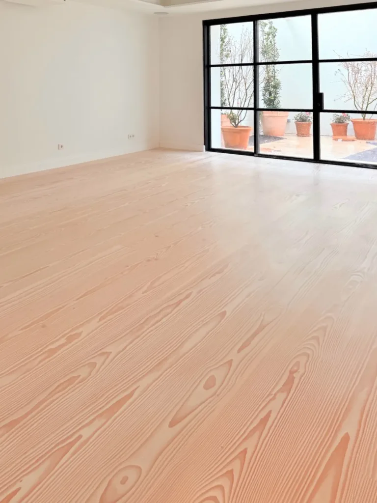 Salón acabado con lejía y jabón blanco, suelo Dinesen Layers Douglas Classic en anchos combinados