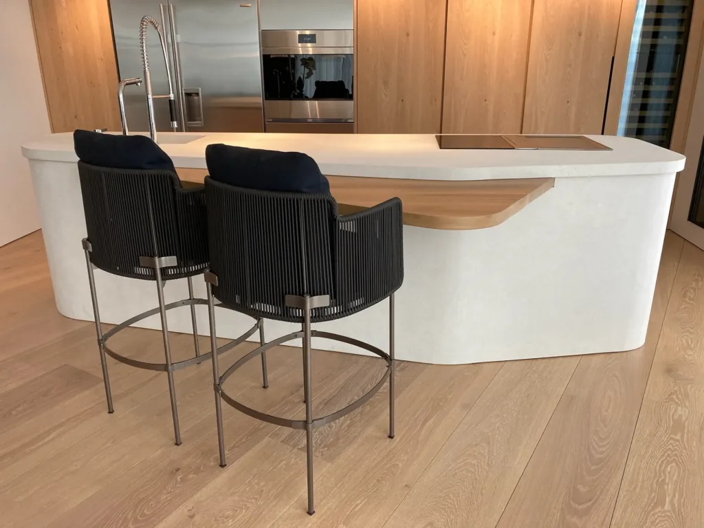 Isla de cocina con taburetes sobre suelo Dinesen Oak Classic de 300 mm de ancho, vivienda frente al mar en la Costa Blanca