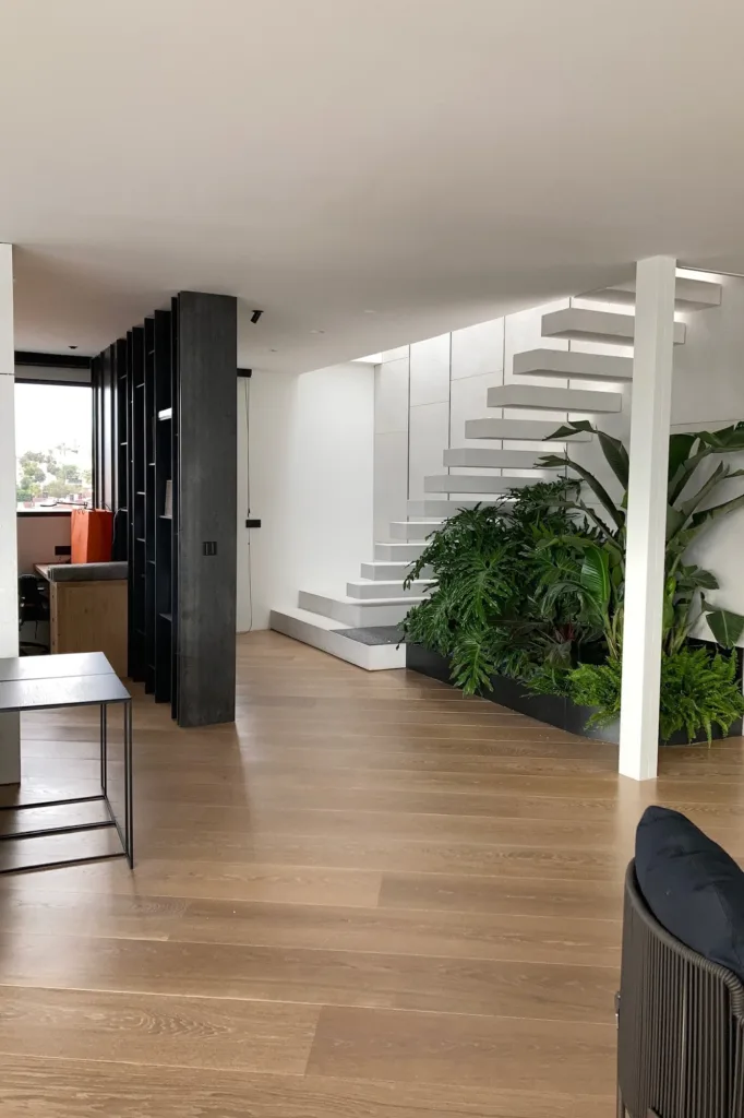 Escalera de peldaños volados y jardín interior junto al suelo Dinesen Oak Classic, vivienda en la Costa Blanca