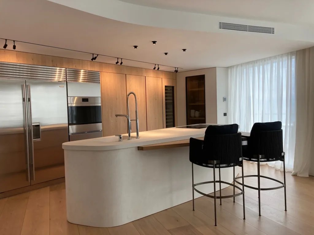 Cocina con frente de roble e isla sobre suelo Dinesen Oak Classic, vivienda en la Costa Blanca