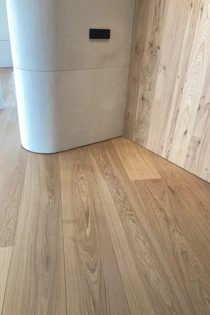 Detalle de las tablas Dinesen Oak Classic cortadas a la curva del pilar, vivienda en la Costa Blanca