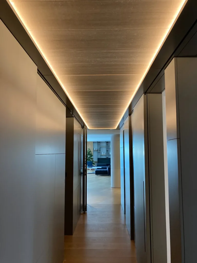 Pasillo con techo de madera e iluminación lineal y suelo Dinesen Oak Classic, vivienda en la Costa Blanca
