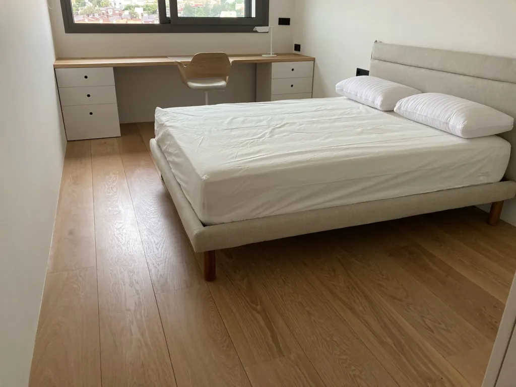 Dormitorio con escritorio corrido y suelo Dinesen Oak Classic de 22 × 250 mm, vivienda en la Costa Blanca