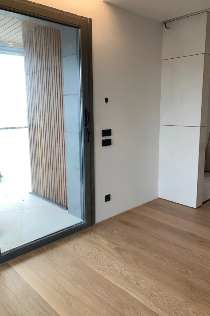 Corredera a la terraza con celosía de madera y suelo Dinesen Oak Classic, vivienda en la Costa Blanca