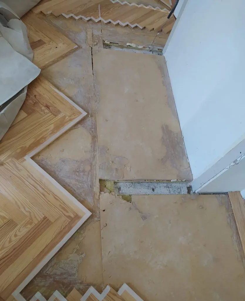 Corte escalonado siguiendo el dibujo de la espiga antigua para enlazar las piezas nuevas, vivienda en la calle Francisco de Rojas (Madrid)