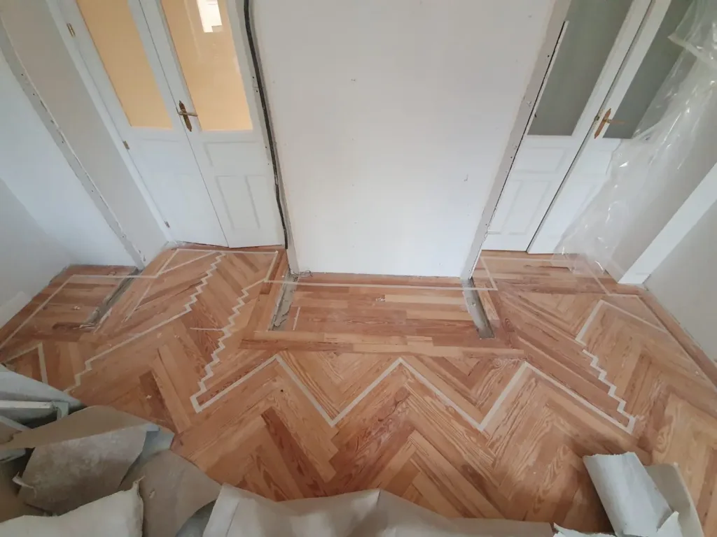 Espiga antigua con las zonas que se van a cortar marcadas con cinta, vivienda en la calle Francisco de Rojas (Madrid)