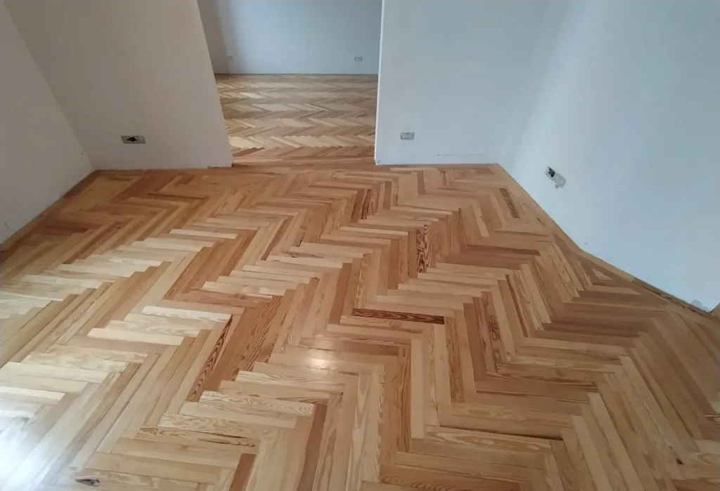 Espiga de pino melis viejo barnizada en dos estancias comunicadas, vivienda en la calle Francisco de Rojas (Madrid)