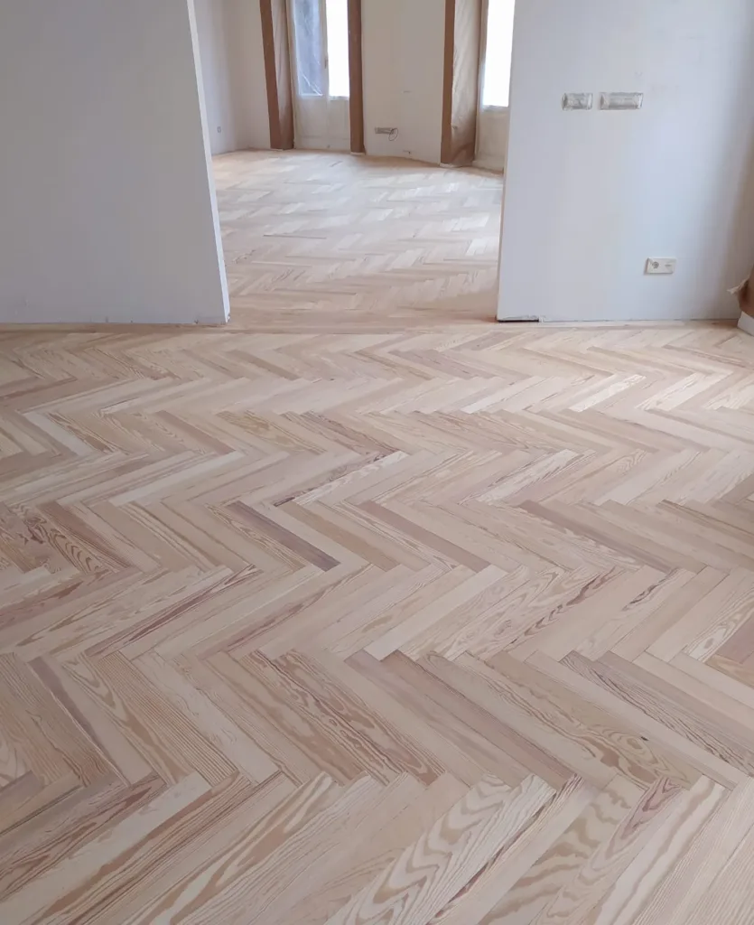Espiga de pino melis viejo lijada en dos estancias enfiladas, vivienda en la calle Francisco de Rojas (Madrid)