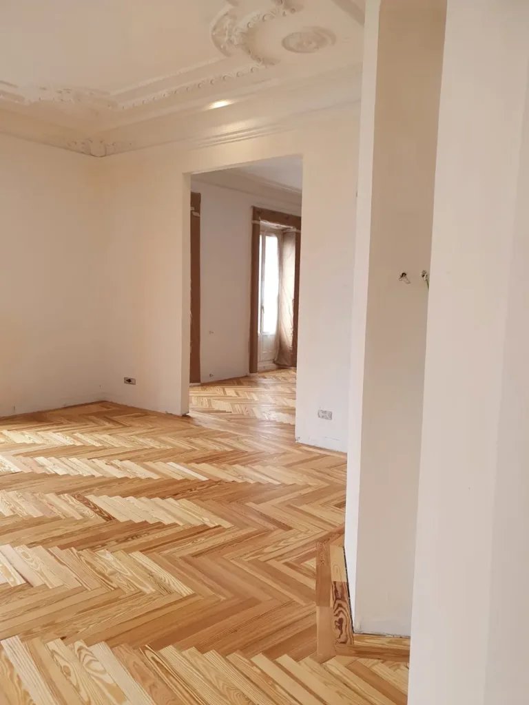 Parquet de espiga de pino melis viejo restaurado y barnizado en un salón de Chamberí (Madrid)