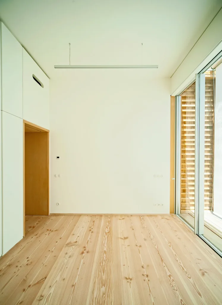 Dormitorio con corredera de vidrio a la terraza y suelo Dinesen Douglas, vivienda en Las Cárcavas (Madrid)