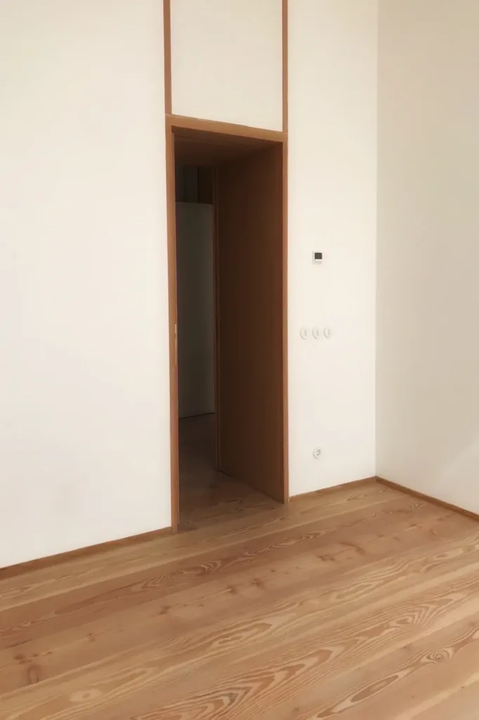 Paso de puerta con el suelo Dinesen Douglas continuo entre estancias, vivienda en Las Cárcavas (Madrid)