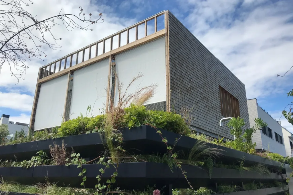 Fachada de tejas de madera de la vivienda en Las Cárcavas (Madrid), proyecto de Langarita-Navarro Arquitectos