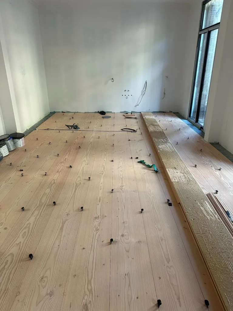 Tablas Dinesen Douglas de 7,5 m recién encoladas, con cuñas de apriete en las juntas