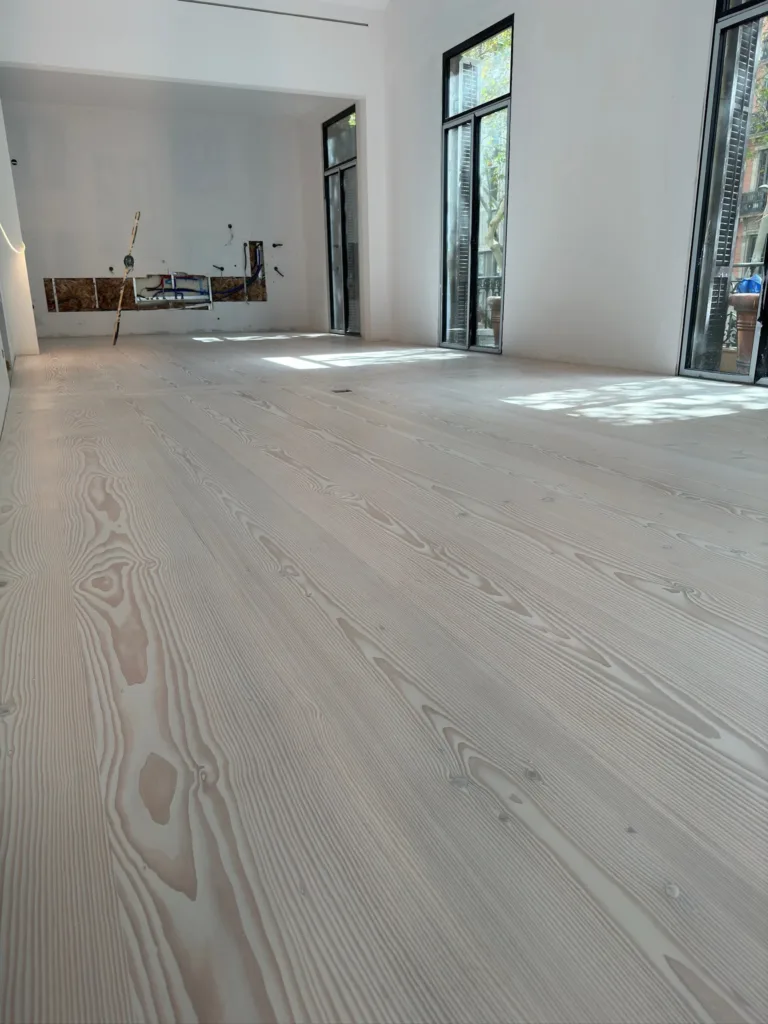 Salón con suelo Dinesen Douglas Classic Full Lengths de 350 mm acabado con lejía y jabón blanco, vivienda en la ronda de Sant Pere (Barcelona)
