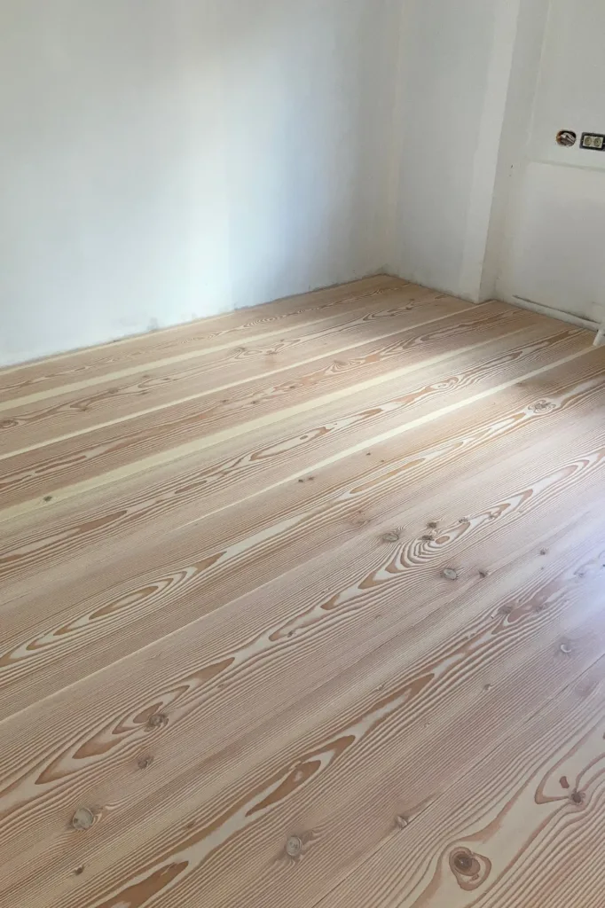 Estancia de la vivienda de la calle Villacís (Murcia) con suelo Dinesen Douglas macizo recién instalado y lijado, antes del acabado