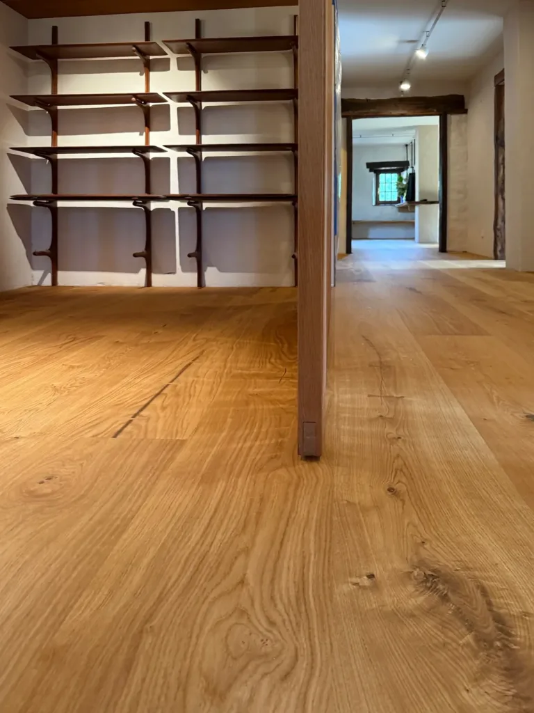 Suelo Dinesen Layers HeartOak que continúa de una sala a la siguiente en el Asador Etxebarri
