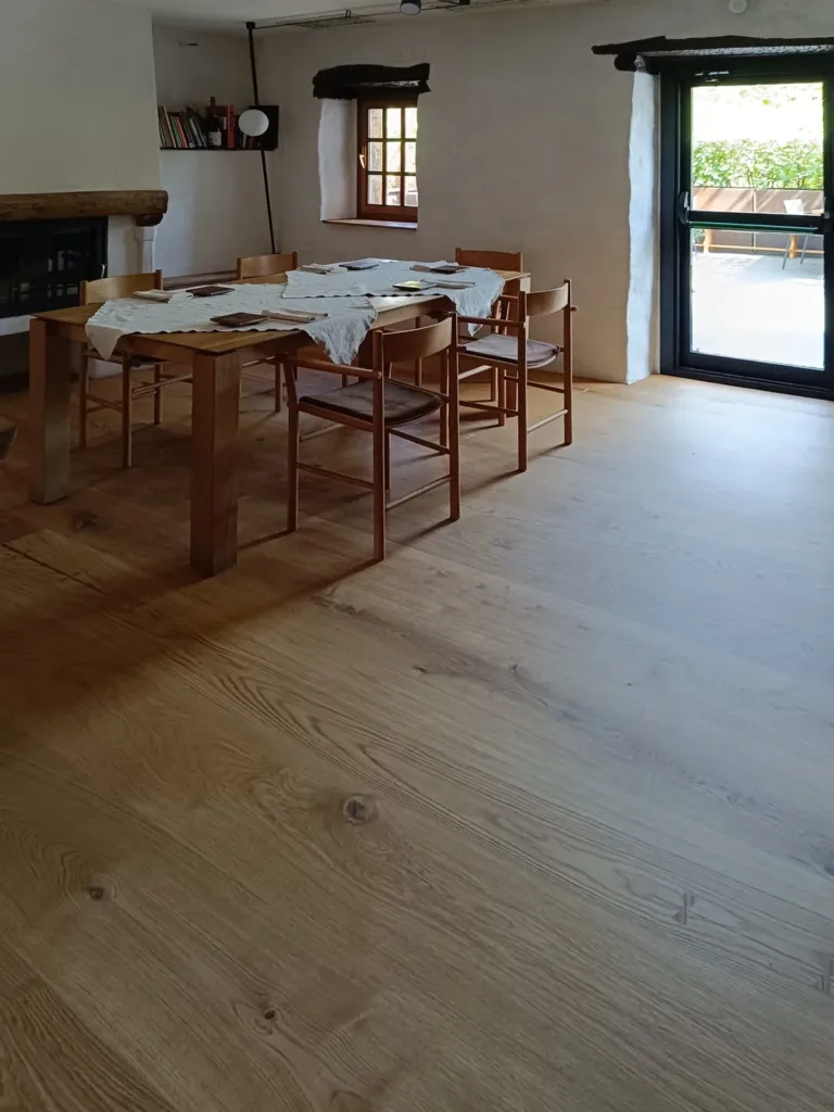 El txoko del Asador Etxebarri, la sala pequeña, con suelo Dinesen Layers HeartOak hasta la salida a la terraza