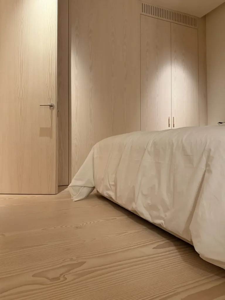 Dormitorio de Casa Ambrose con suelo Dinesen Layers Douglas Classic de 300 mm