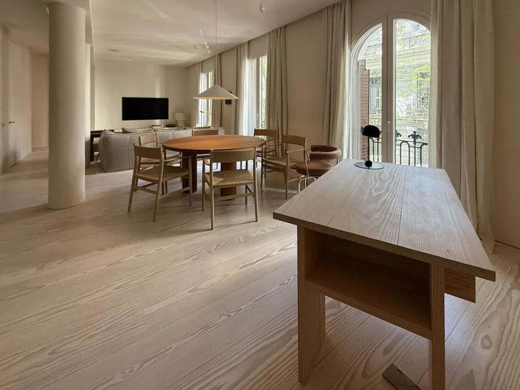 Salón de Casa Ambrose desde el escritorio: tablas Dinesen Layers Douglas Classic de 300 mm en toda su longitud