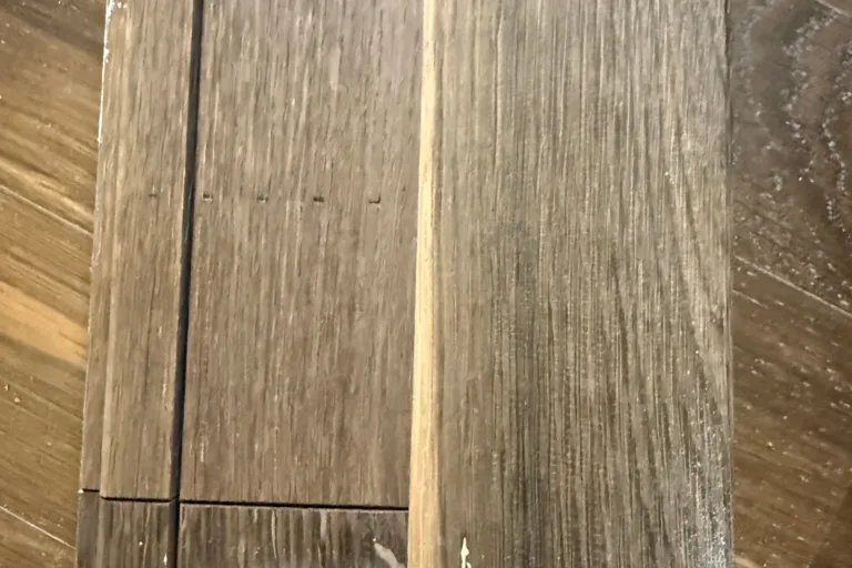 Contracara de las tablas retiradas de un parquet levantado: madera limpia, sin resto de adhesivo