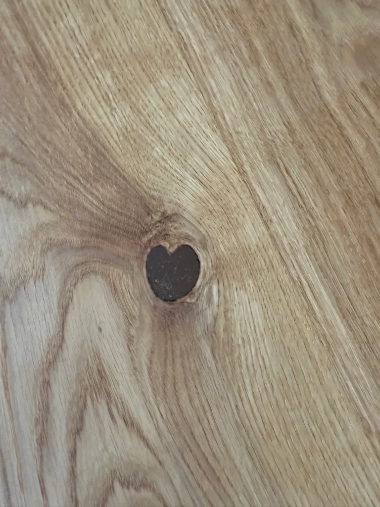 Nudo con forma de corazón en una tabla de roble Dinesen HeartOak del Asador Etxebarri
