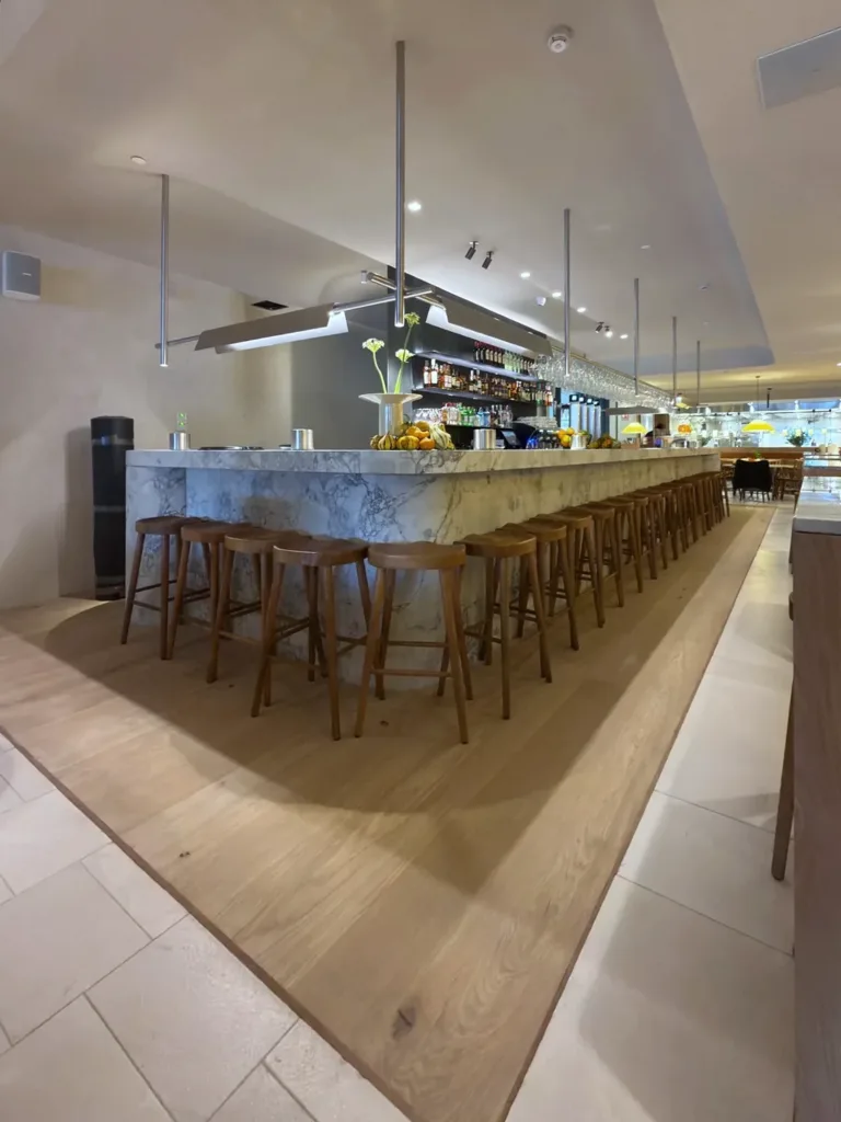 Barra de La Maruca de Azca con la franja de suelo Dinesen Oak Natural delimitada por piedra caliza