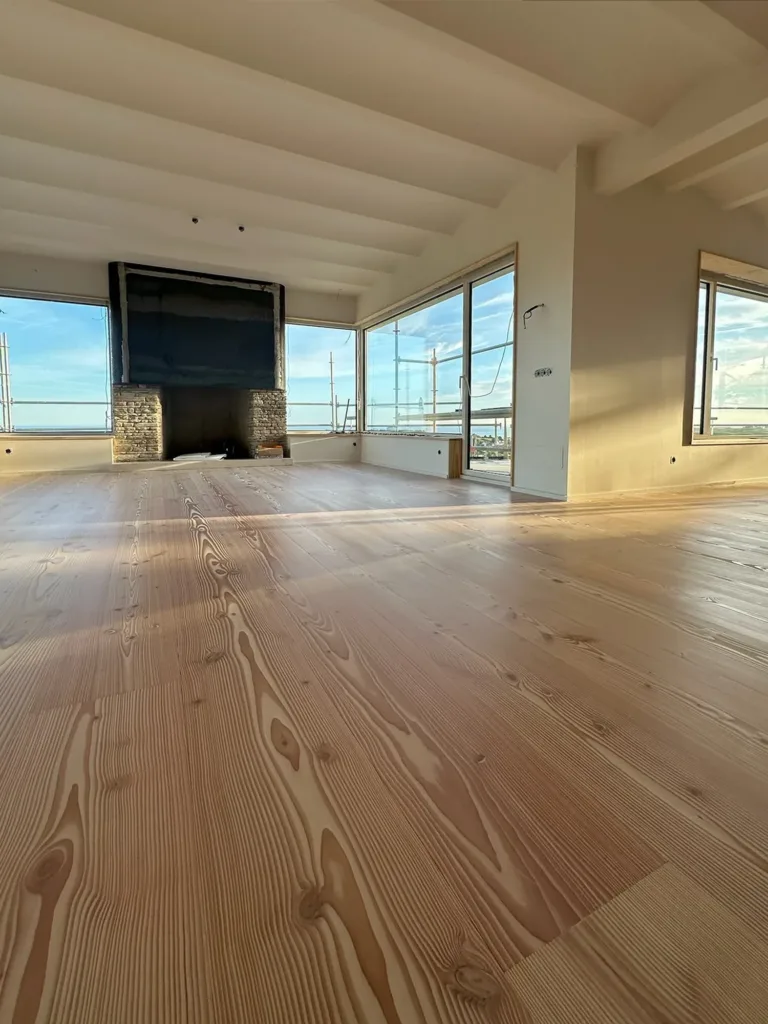 Salón a contraluz con suelo Dinesen Douglas Natural de 28 × 350 mm sobre suelo radiante, La Modernita, Ruiloba (Cantabria)