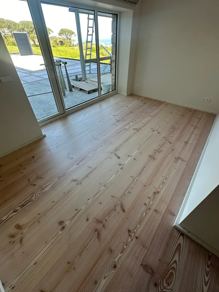 Dormitorio con suelo Dinesen Douglas Natural hasta el ventanal de la terraza, La Modernita, Ruiloba (Cantabria)