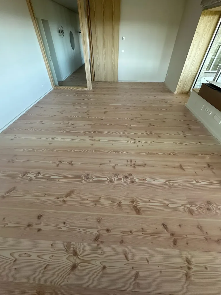 Habitación con suelo Dinesen Douglas Natural de 350 mm, La Modernita, Ruiloba (Cantabria)