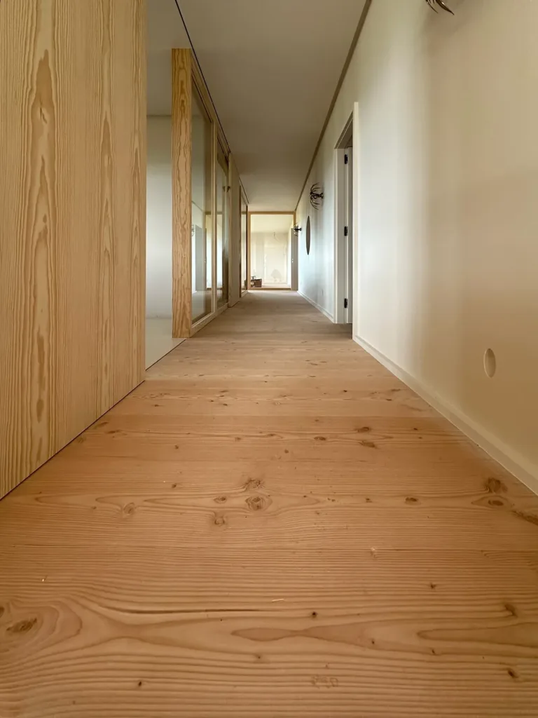 Pasillo con suelo Dinesen Douglas Natural de 28 × 350 mm, La Modernita, Ruiloba (Cantabria)