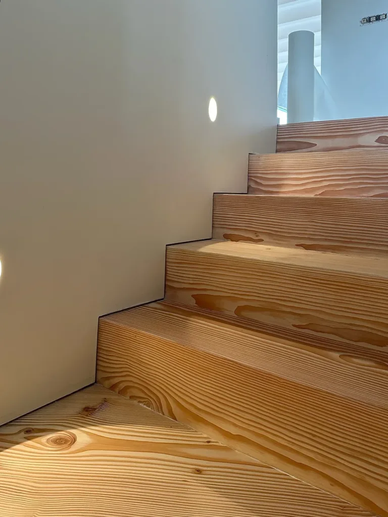 Tramo recto de la escalera con peldaños enterizos de Dinesen Douglas de 35 × 450 mm, La Modernita, Ruiloba (Cantabria)