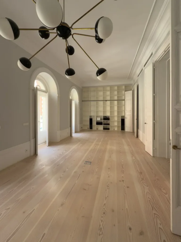 Salón con suelo Dinesen Douglas Classic restaurado, en largos de hasta 7 m, vivienda en el barrio de Palacio (Madrid)