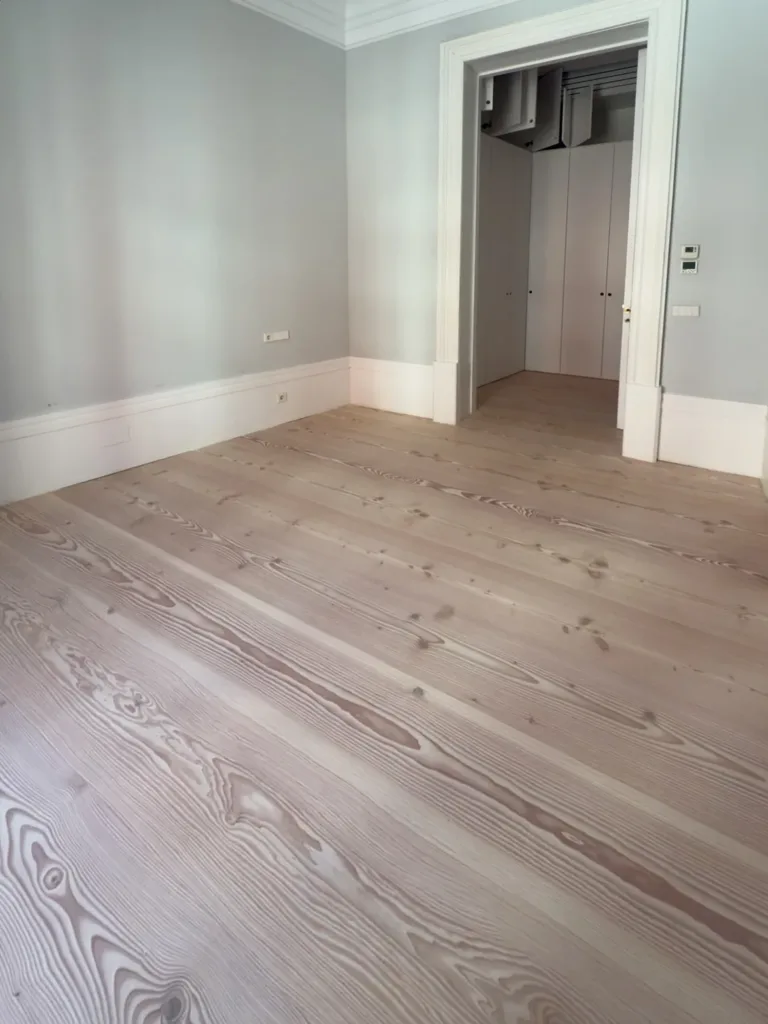 Dormitorio con suelo Dinesen Douglas de 350 mm restaurado, vivienda en el barrio de Palacio (Madrid)