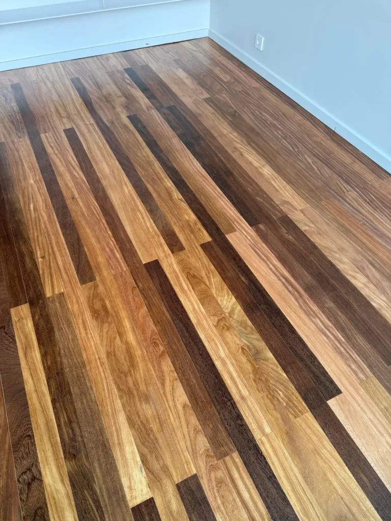 Parquet de piezas de jatoba, elondo, cumaru y wengué de largo fijo, colocadas a soga con desfase de 1/2 de pieza, restaurado con fondo Bona Classic UX y barniz Bona Traffic HD satinado