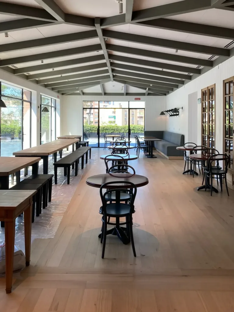 Comedor del restaurante del Campus Acciona con el suelo de roble multicapa terminado