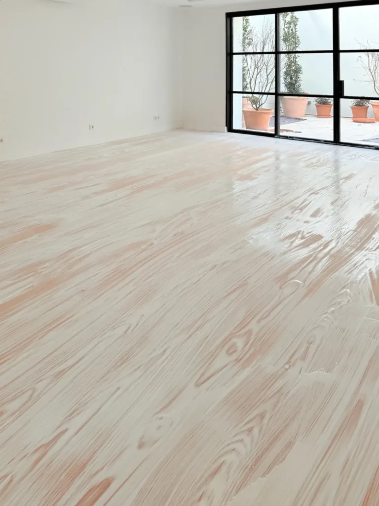 Salón con la lejía Dinesen recién dada sobre las tablas de Douglas, antes del jabón blanco