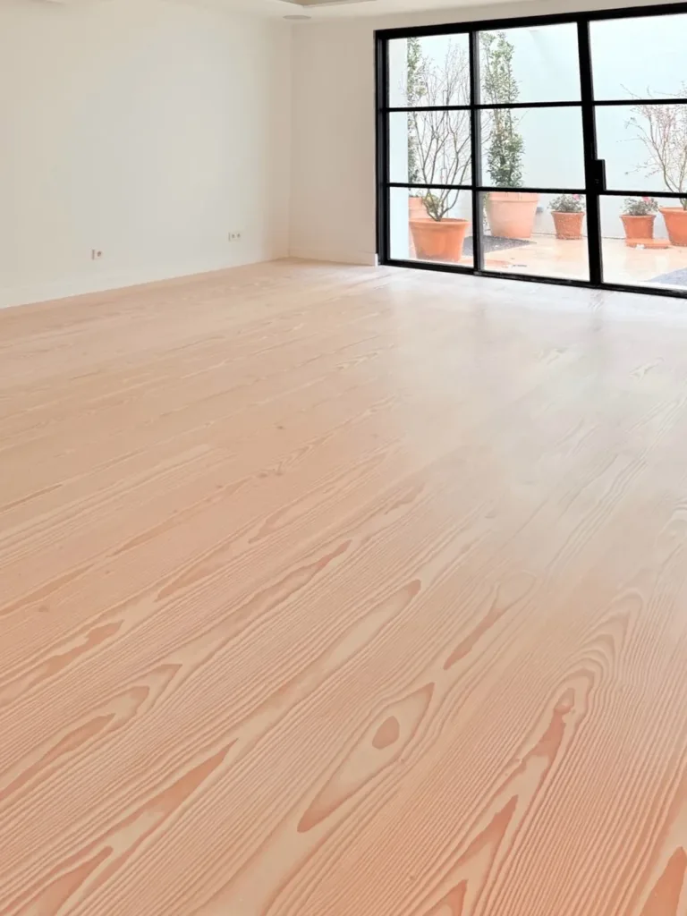 Salón acabado con lejía y jabón blanco, suelo Dinesen Layers Douglas Classic en anchos combinados