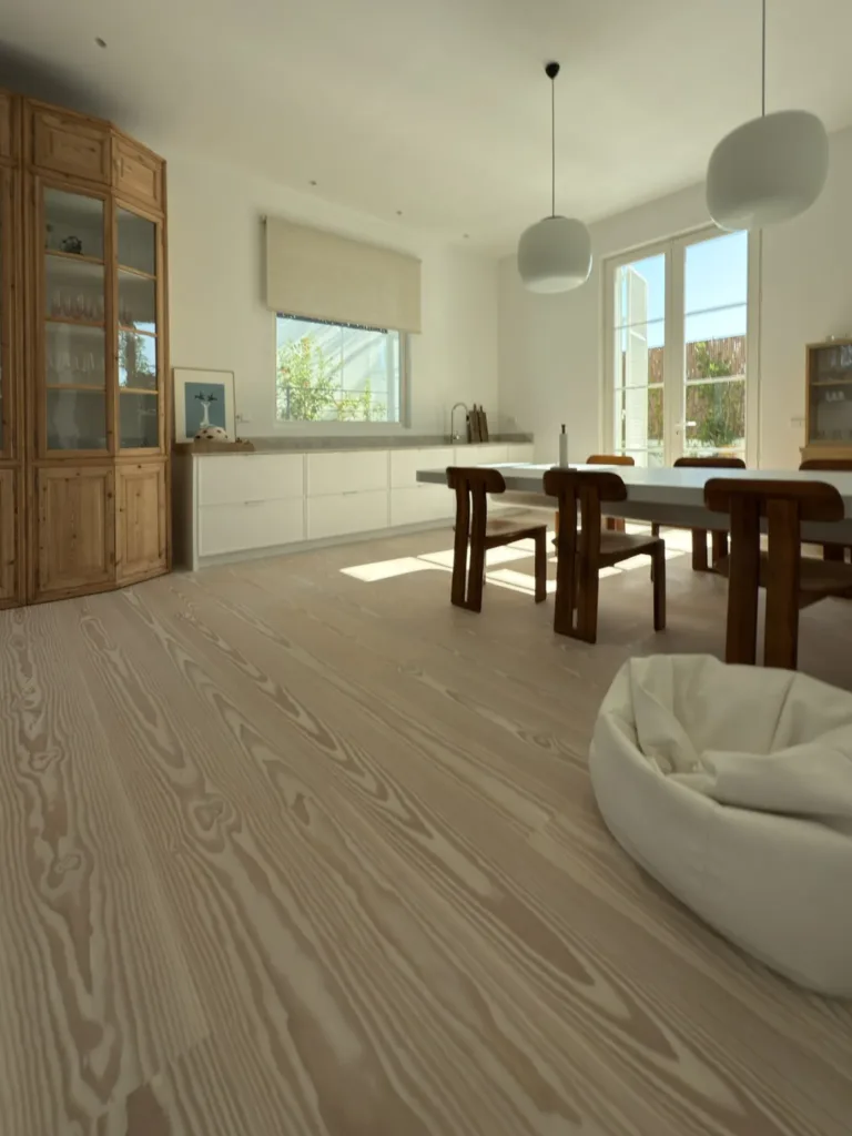 Comedor junto a la cocina, con mesa y sillas de madera, lámparas colgantes y suelo Dinesen Layers Douglas