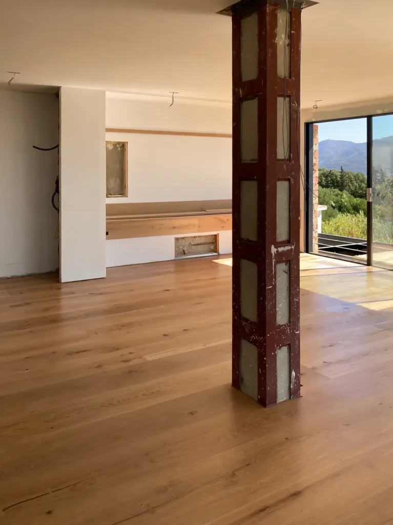 Sala con suelo Dinesen HeartOak abierta a la terraza con vistas a la sierra, vivienda en Betijuelo (Tarifa)