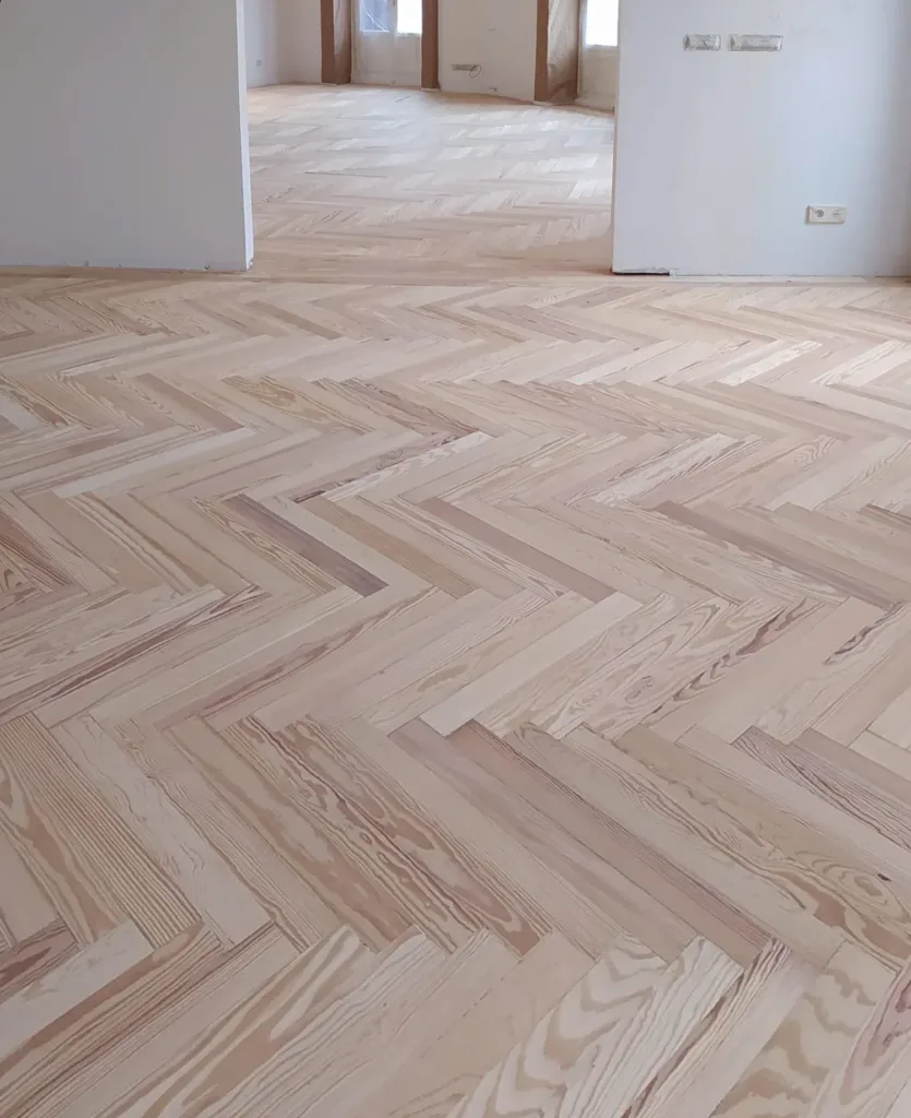 Espiga de pino melis viejo lijada en dos estancias enfiladas, vivienda en Chamberí (Madrid)