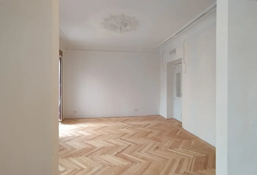 Salón con suelo de espiga de pino melis viejo recién lijado, vivienda en Chamberí (Madrid)