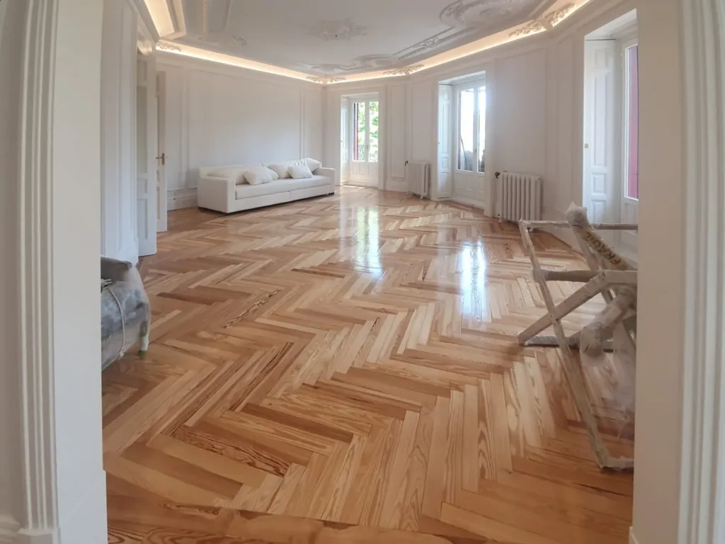 Salón con suelo de espiga de pino melis viejo barnizado, vivienda en Chamberí (Madrid)