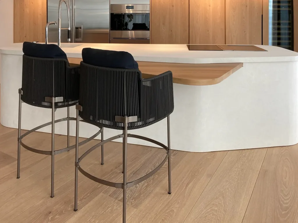 Isla de cocina con taburetes sobre suelo Dinesen Oak Classic de 300 mm de ancho, vivienda frente al mar en la Costa Blanca
