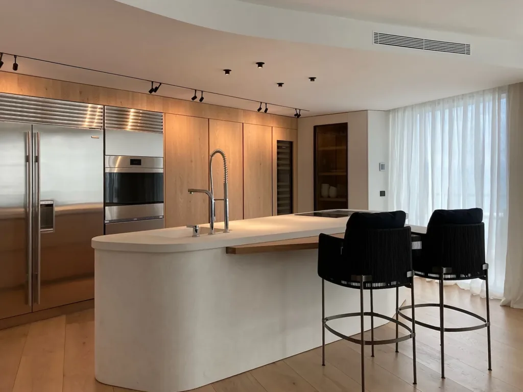 Cocina abierta con suelo de madera Dinesen Oak Classic, vivienda en la Costa Blanca